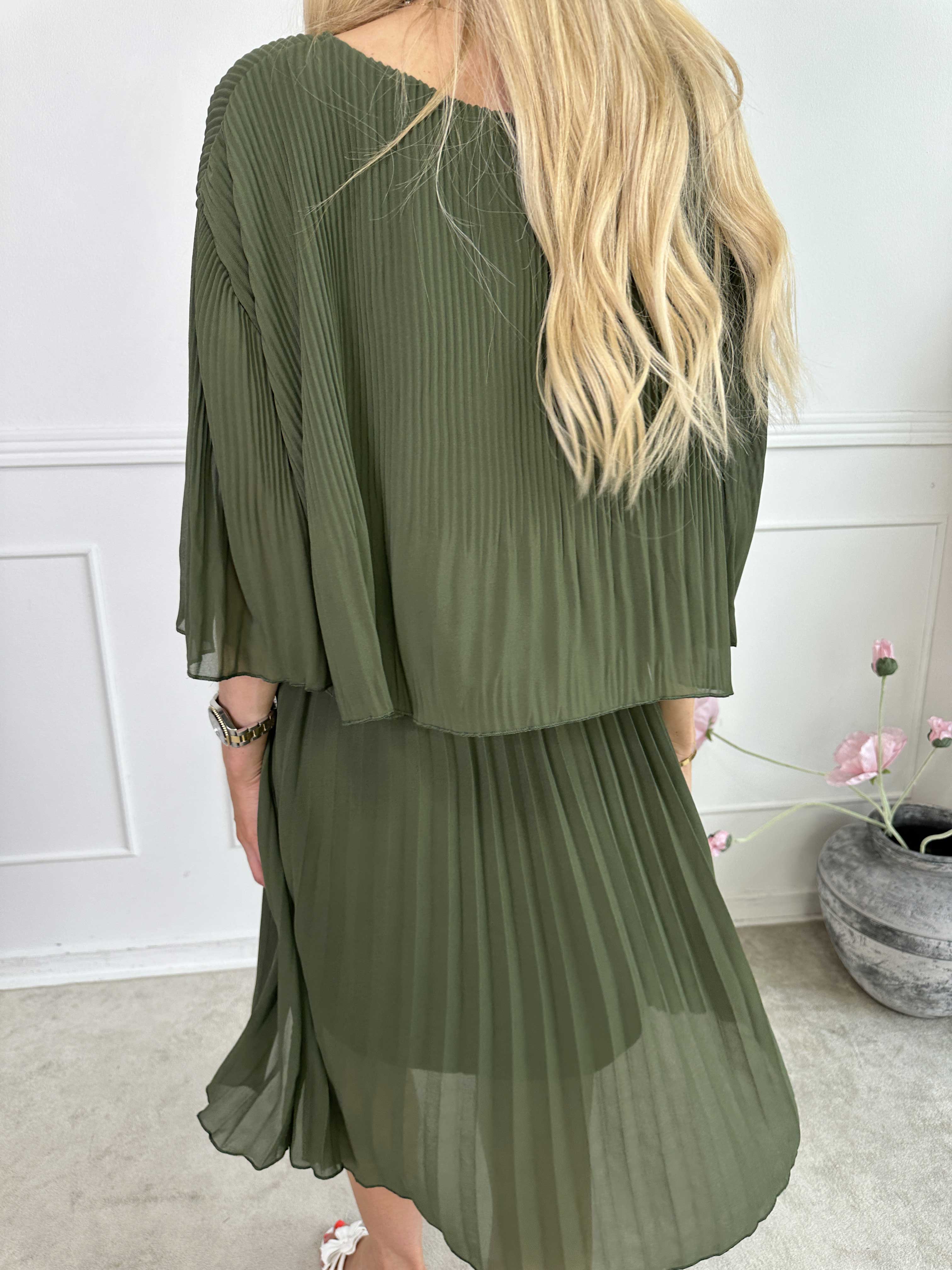 Kristina - Sød plisseret plus size kjole med flæselag